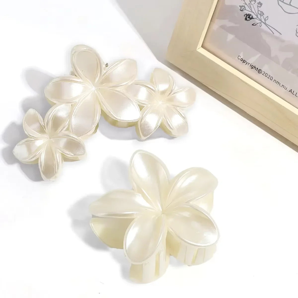 2Pcs white light sensitive flower clip, shark clip at the back of the head, beach vacation style, simple hair accessory