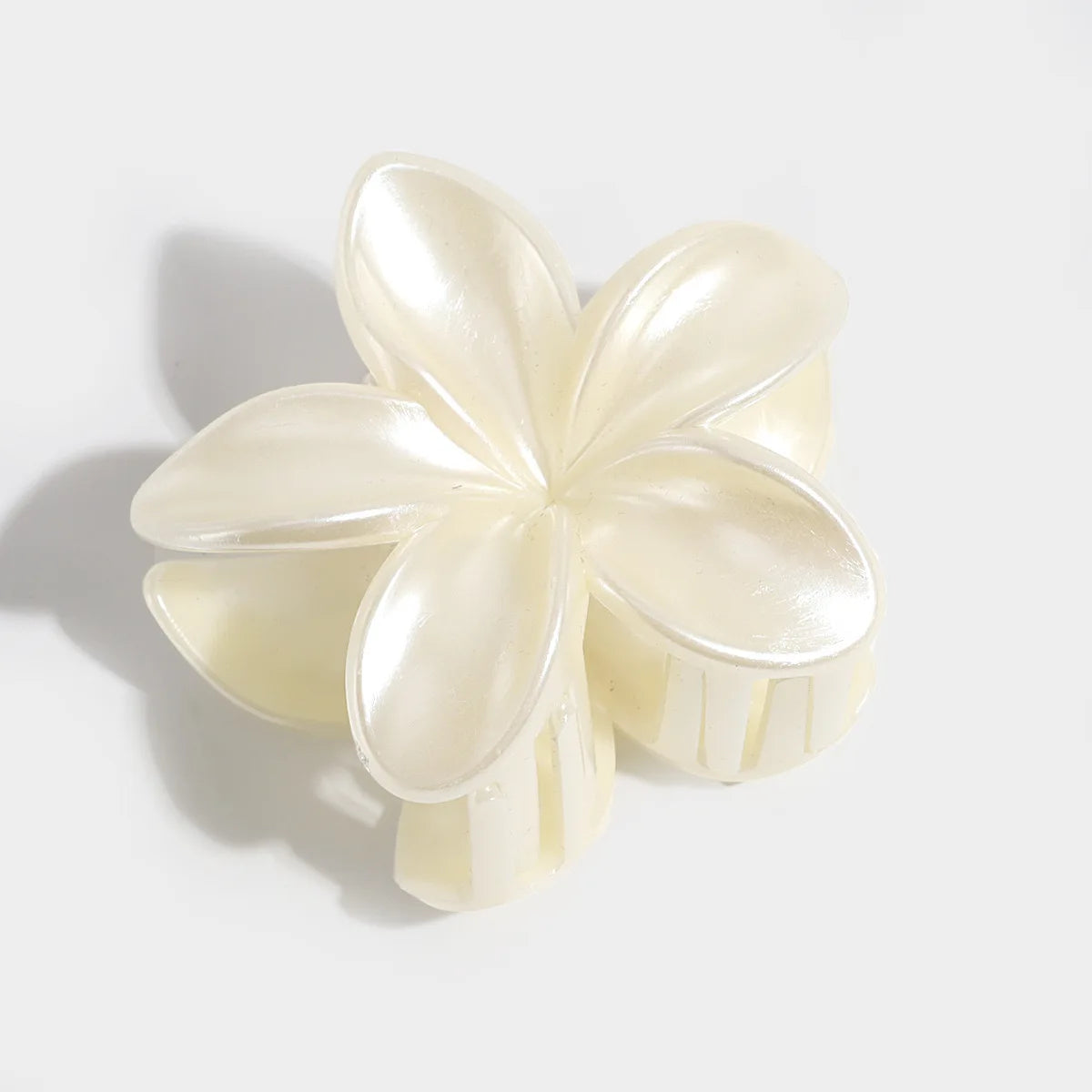 2Pcs white light sensitive flower clip, shark clip at the back of the head, beach vacation style, simple hair accessory