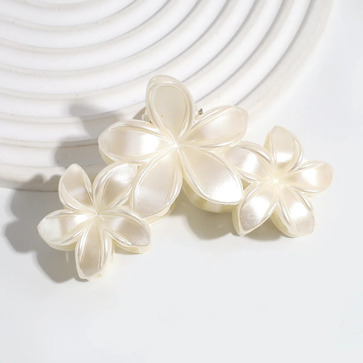 2Pcs white light sensitive flower clip, shark clip at the back of the head, beach vacation style, simple hair accessory