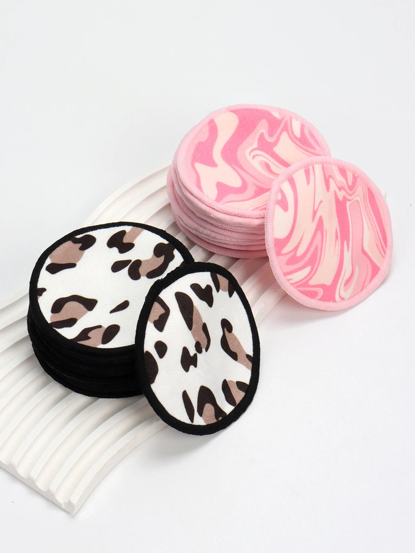 10Pcs Makeup Remover Pads Can Be Soaked in Water and Can Be Removed with Facial Makeup It Can Also Be Used with Makeup Remover.