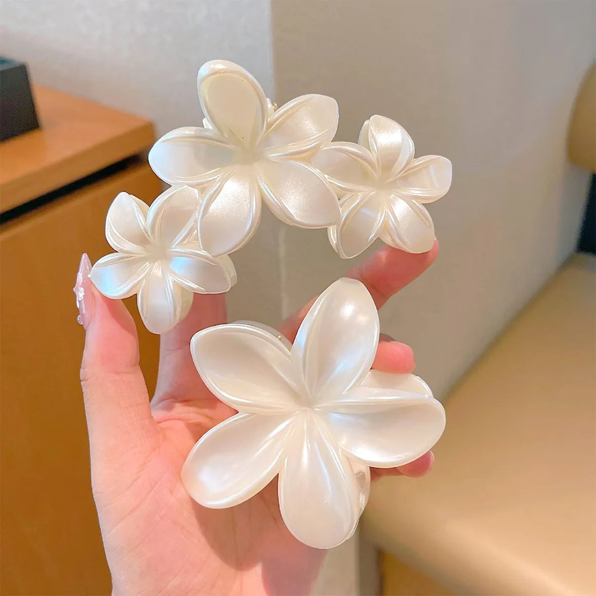 2Pcs white light sensitive flower clip, shark clip at the back of the head, beach vacation style, simple hair accessory