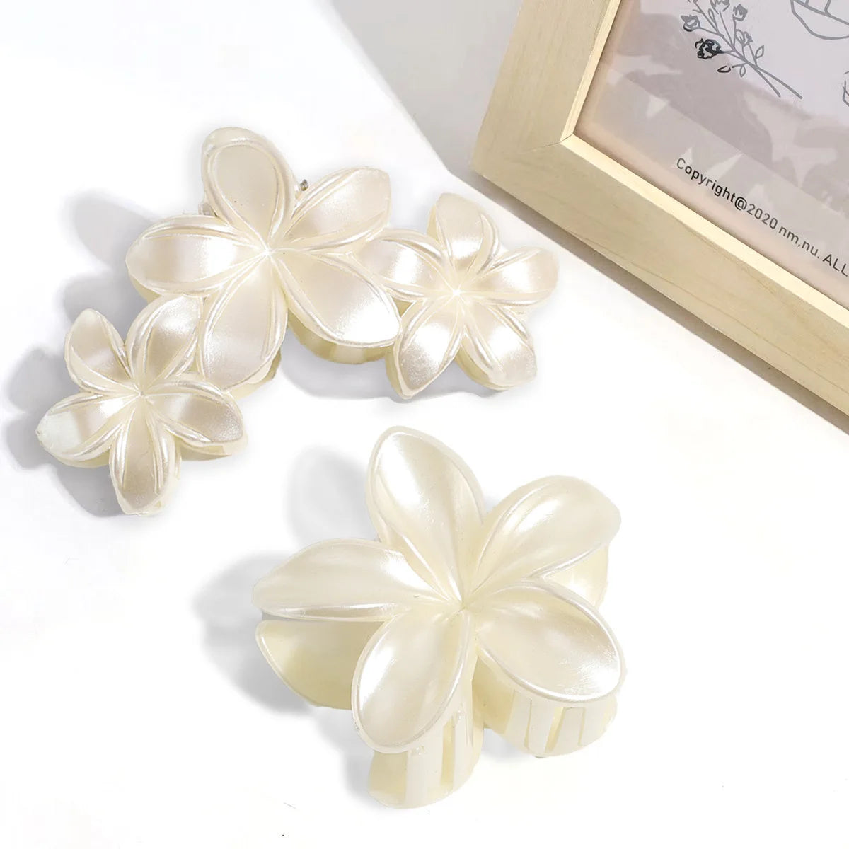 2Pcs white light sensitive flower clip, shark clip at the back of the head, beach vacation style, simple hair accessory